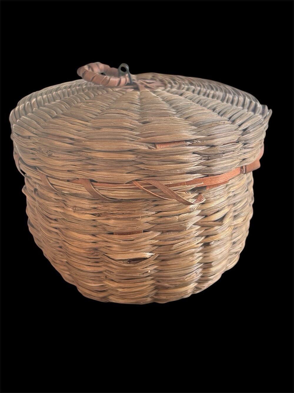 1970's Vtg Handwoven Round Sweetgrass Trinket Basket w/ Lid Box Wabanaki
